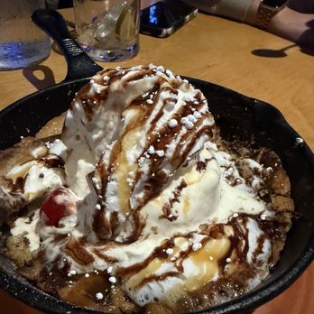 Fatpour Tap Works Wicker Park - Skillet Cookie - Sports Bars Near Me - Chicago, Illinois