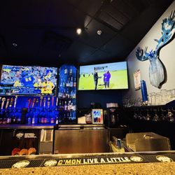 Blue Moose Burgers & Wings - Bar area