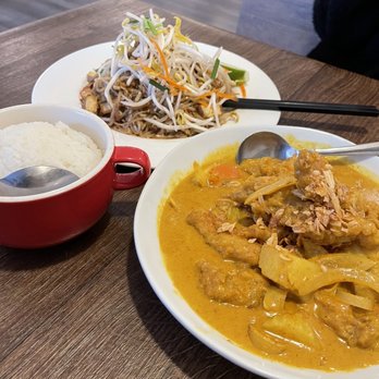 Siam Le Bien - Pad Thai and yellow fish curry - Thai Near Me - Burnaby, British Columbia Siam Le Bien - Pad Thai and yellow fish curry - Thai Near Me - Burnaby, British Columbia