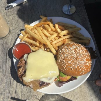 Aroma Coffee & Tea - Chuck angus burger - Coffee & Tea Near Me - Studio City, California Aroma Coffee & Tea - Chuck angus burger - Coffee & Tea Near Me - Studio City, California