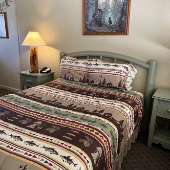 Sequoia Lodge - Queen bed room - Hotels Near Me - Kernville, California