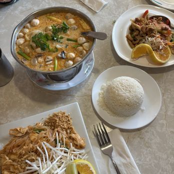 Thai Carnation - Chicken pad Thai, tom kha soup, cashew stir fry - Thai Near Me - Troutdale, Oregon