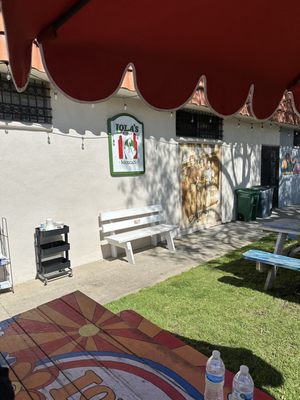 Lola's 7 Up Market & Deli by null