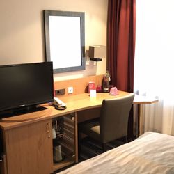 Leonardo Hotel Heidelberg - Kleiner Arbeitsplatz mit TV