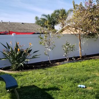 Neto's Fence - a backyard with a table and chairs - Fences & Gates Near Me - Oxnard, California Neto's Fence - a backyard with a table and chairs - Fences & Gates Near Me - Oxnard, California