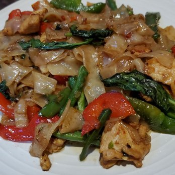 Bangkok House Restaurant - Drunken noodles/pad kee Mao with chicken - Thai Near Me - Wilmington, Delaware Bangkok House Restaurant - Drunken noodles/pad kee Mao with chicken - Thai Near Me - Wilmington, Delaware