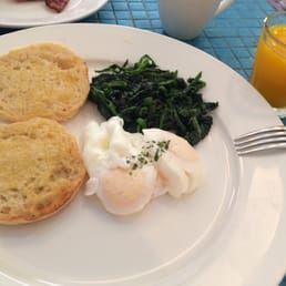 Poached eggs, spinach and mango juice! Poached eggs, spinach and mango juice!