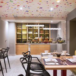 Hôtel Signature - Colorful breakfast room with delicious products :-)