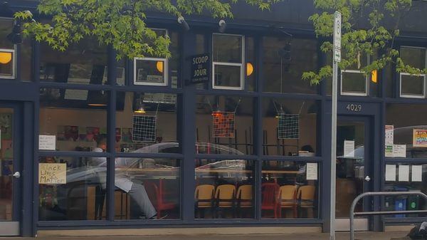 Scoop Du Jour Ice Creamery by null