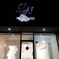 Luxury Nails & Makeup - Fachada de noche