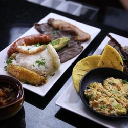 Cattleya Latin Cuisine - Calentado y bandeja