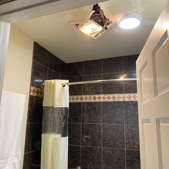 Monterey Surf Inn - Bathroom - Hotels Near Me - Monterey, California Monterey Surf Inn - Bathroom - Hotels Near Me - Monterey, California