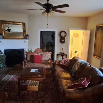 Vaiden Inn - Downstairs sitting area (kitchenette straight ahead to left and full bath to right) - Bed & Breakfast Near Me - New Kent, Virginia Vaiden Inn - Downstairs sitting area (kitchenette straight ahead to left and full bath to right) - Bed & Breakfast Near Me - New Kent, Virginia