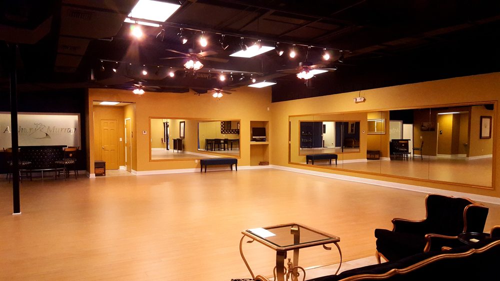 Arthur Murray Dance Centers Logo