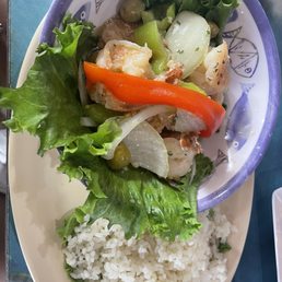 Camarones al ajillo con arroz blanco - it was weird to have the lettuce piece under the rice.