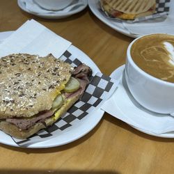 Brûlerie Saint-Roch - Smoky meat sandwich Caffe latte
