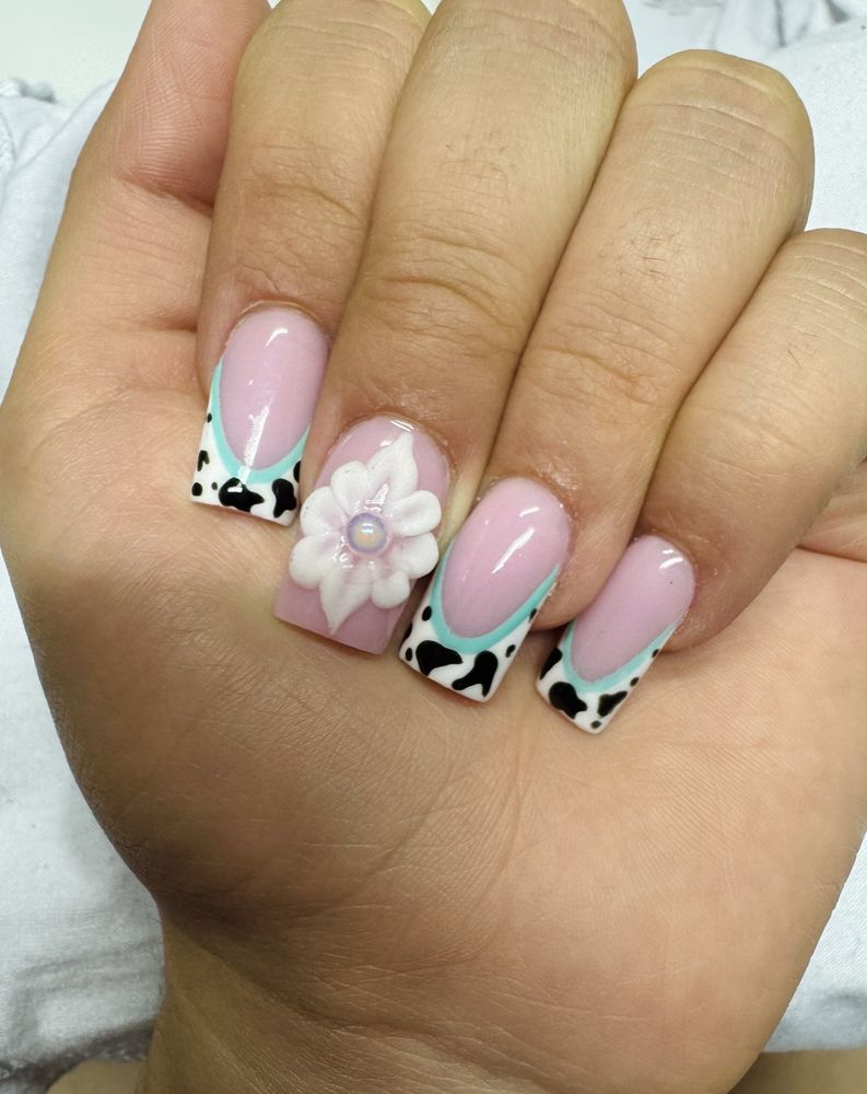 H&T Nails Logo