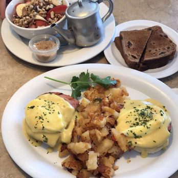 Coyote Cafe - Eggs Benedict & the oatmeal sundae - Comfort Food Near Me - Vista, California