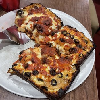 Loui's Pizza - Small pizza - Pizza Near Me - Hazel Park, Michigan