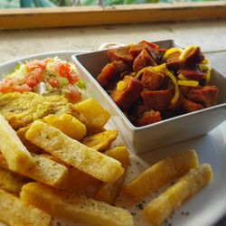 Bello Horizonte - Smoked beef with tostones and cassava fries