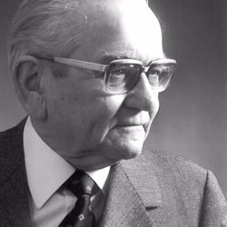 Gmyrek - "Egon Gmyrek floh 1945 aus dem oberschlesischen Gleiwitz, wo sein Vater Karl Gmyrek bereits 1904 ein Unternehmen gegründet hatte."