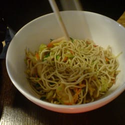 Makiman - Weizennudeln mit Gemüse und Fisch und Scampis