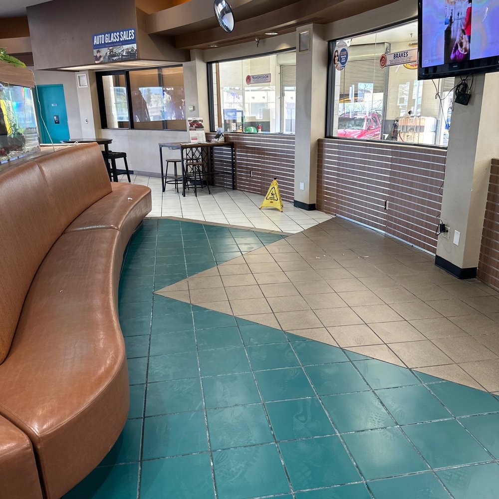 Jacksons Car Wash - An empty "store" that you get to wait in while the oil change is done - Car Wash Near Me - Phoenix, Arizona Jacksons Car Wash - An empty "store" that you get to wait in while the oil change is done - Car Wash Near Me - Phoenix, Arizona