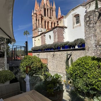 Quince - Last patio table corner view - International Near Me - San Miguel de Allende, GUA Quince - Last patio table corner view - International Near Me - San Miguel de Allende, GUA