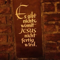 Pfarrkirche St. Joseph - Am linken Eingangspfosten vor der Kirche - passend für das "Publikum" der Großen Freiheit"... :)