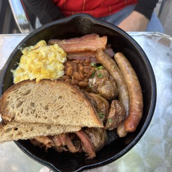 Le Cartet - Sausage beans, bacon, potatoes and toast in skillet - French Near Me - Montreal, Quebec Le Cartet - Sausage beans, bacon, potatoes and toast in skillet - French Near Me - Montreal, Quebec