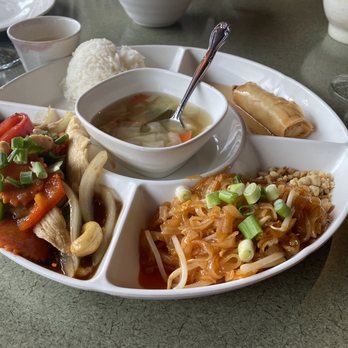Mae Phim Thai Restaurant - Cashew Nut Chicken Lunch - Thai Near Me - Marysville, Washington Mae Phim Thai Restaurant - Cashew Nut Chicken Lunch - Thai Near Me - Marysville, Washington