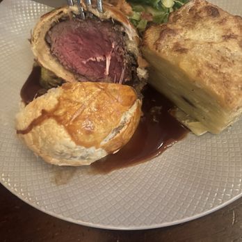 Samuel Beckett's Irish Gastro Pub - Beef Wellington - Gastropubs Near Me - Arlington, Virginia Samuel Beckett's Irish Gastro Pub - Beef Wellington - Gastropubs Near Me - Arlington, Virginia