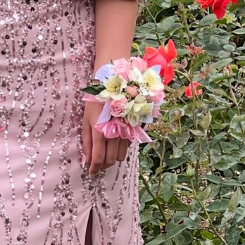 Edstraordinary Lei & Flowers - Senior ball corsage - Floral Designers Near Me Edstraordinary Lei & Flowers - Senior ball corsage - Floral Designers Near Me