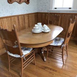 Pink Lady Liquidation - Oak Table and Chairs
