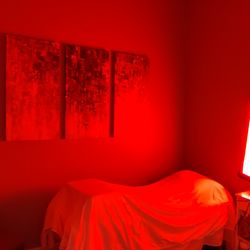 Ideal Wellness - Red light therapy room
