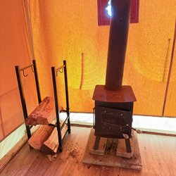 Pacific Dunes Resort - Wood provided that doesn't fit the stove meant cold nights.