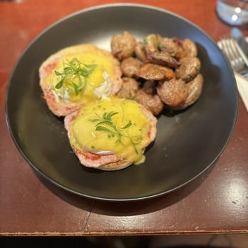 Diva At the Met - Eggs Benedict with bacon - Seafood Near Me - Vancouver, British Columbia