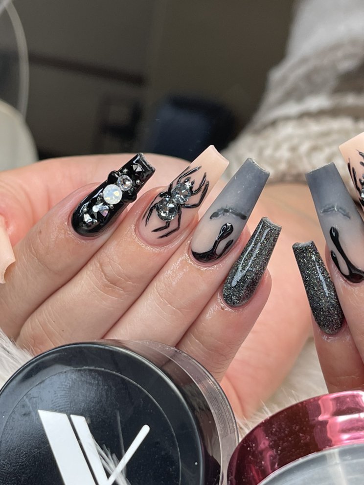 Nails By Liz M Logo