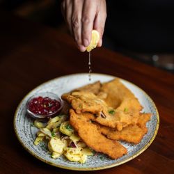 La Republica Restaurant - U nás ochutnáte tradiční pokrmy českého kulinářského umění inspirované prvorepublikovou tradicí. Nabízíme 50 druhů piv z celého světa.