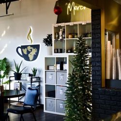 Apostoli Coffee - Apostolí front dining room at Christmas time