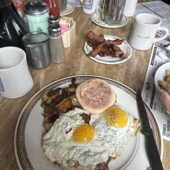 The Art Cliff Diner - Steak ' n ' Eggs - Diners Near Me - Vineyard Haven, Massachusetts