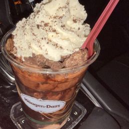11/8/25 Midnight Cookies & Cream Dazzler Sundae at SF Livermore outlets 11/8/25 Midnight Cookies & Cream Dazzler Sundae at SF Livermore outlets