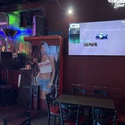 Hot Shots - Interior