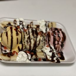 Banana Split Strawberry/mango/huckleberry cheesecake ice cream with banana, whipped cream, chocolate syrup and fresh strawberries diced Banana Split Strawberry/mango/huckleberry cheesecake ice cream with banana, whipped cream, chocolate syrup and fresh strawberries diced