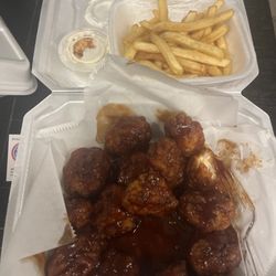 Boneless wings & fries