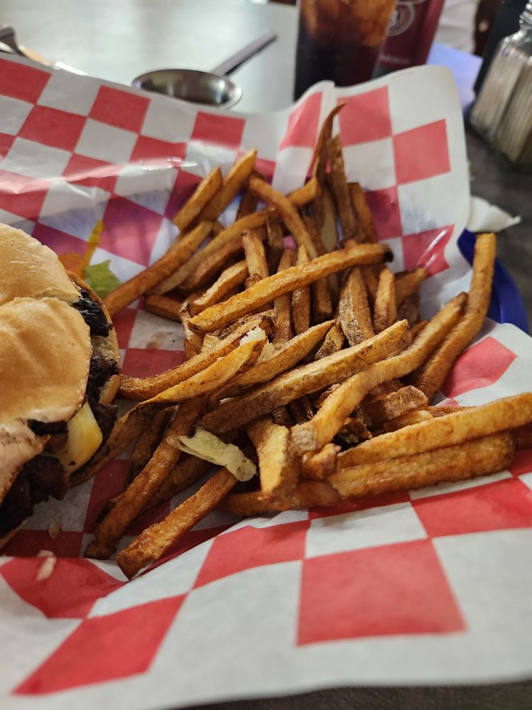 THE LUCKY DAWG Updated September 2024 40 Bus Station Rd, Yazoo City