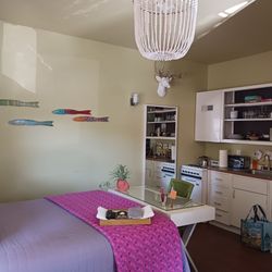 Boise Guest House - Suite 1- bedroom & kitchen