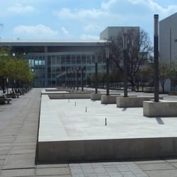 Calzada de las Artes - Las fuentes de la Calzada de las Artes y al fondo, el Teatro del Bicentenario.