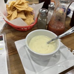 Mami's Mexican - Queso and chips