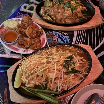 Muan Jai Thai Kitchen - Pad Thai with Chicken (bottom) - Thai Near Me - Chicago, Illinois
